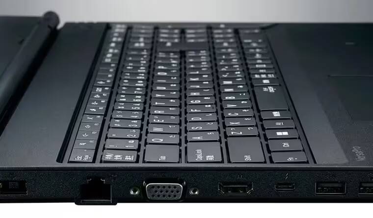 Боковой вид ноутбука NEC VersaPro Type VD с DVD-приводом и VGA-портом
