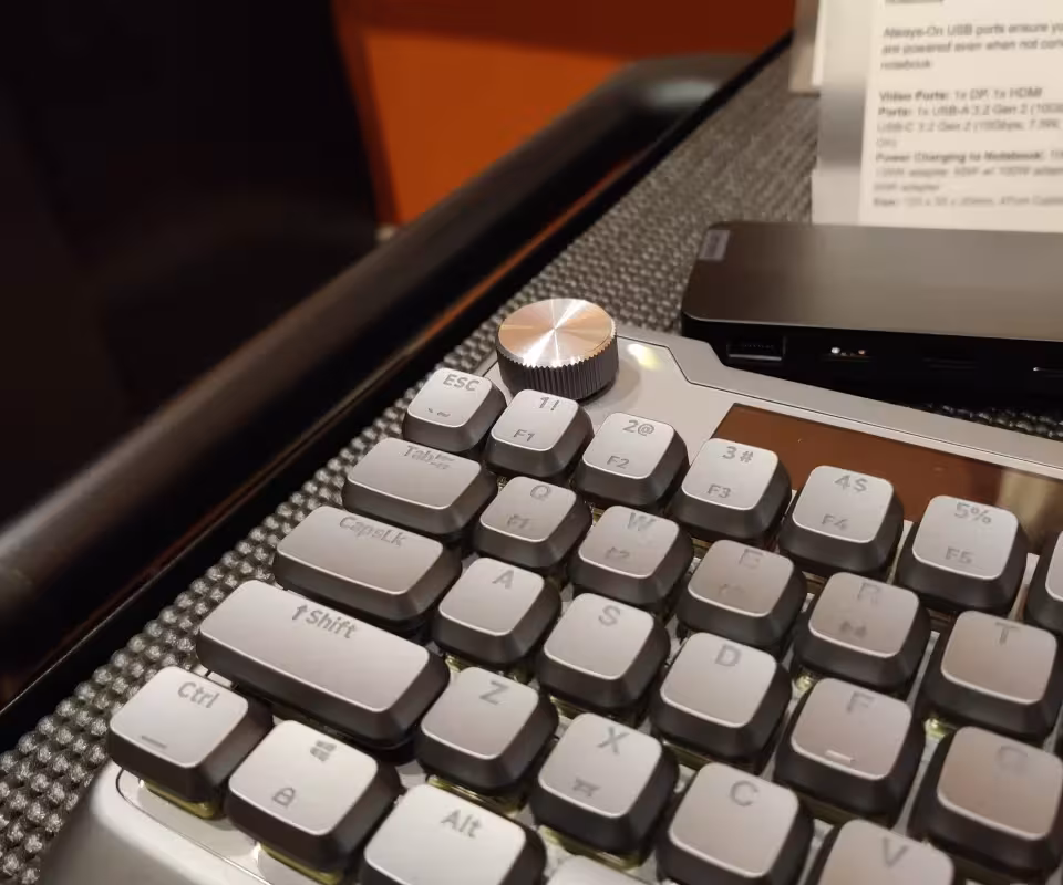 CES 2024: Lenovo продемонстрировал клавиатуру и мышь с заводной зарядкой 5 05zlqluimriomx0nhro4avu 2