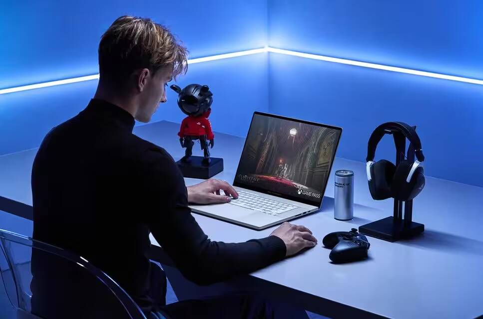 CES 2024: Обновленные ASUS ROG Zephyrus G14 и G16 с OLED и элегантным дизайном показали официально 1 Мужчина за ноутбуком ASUS ROG Zephyrus G14 с геймерской периферией