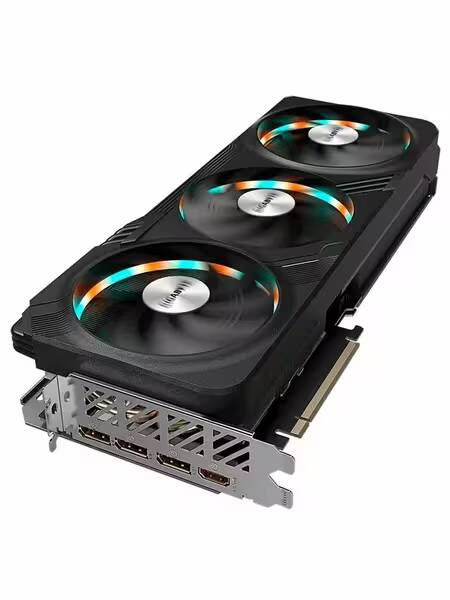 Видеокарта Gigabyte с тремя вентиляторами и RGB-подсветкой вид сбоку