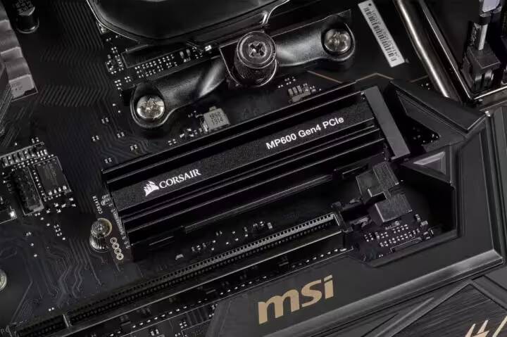 Топ 8 лучших SSD на 2024 год 6 Вид корпуса материнской платы с установкой SSD Corsair MP600 Gen4 PCIe