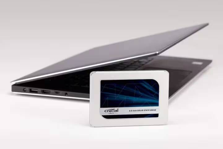 Топ 8 лучших SSD на 2024 год 4 корпус SSD Crucial 2.5 дюйма передний вид