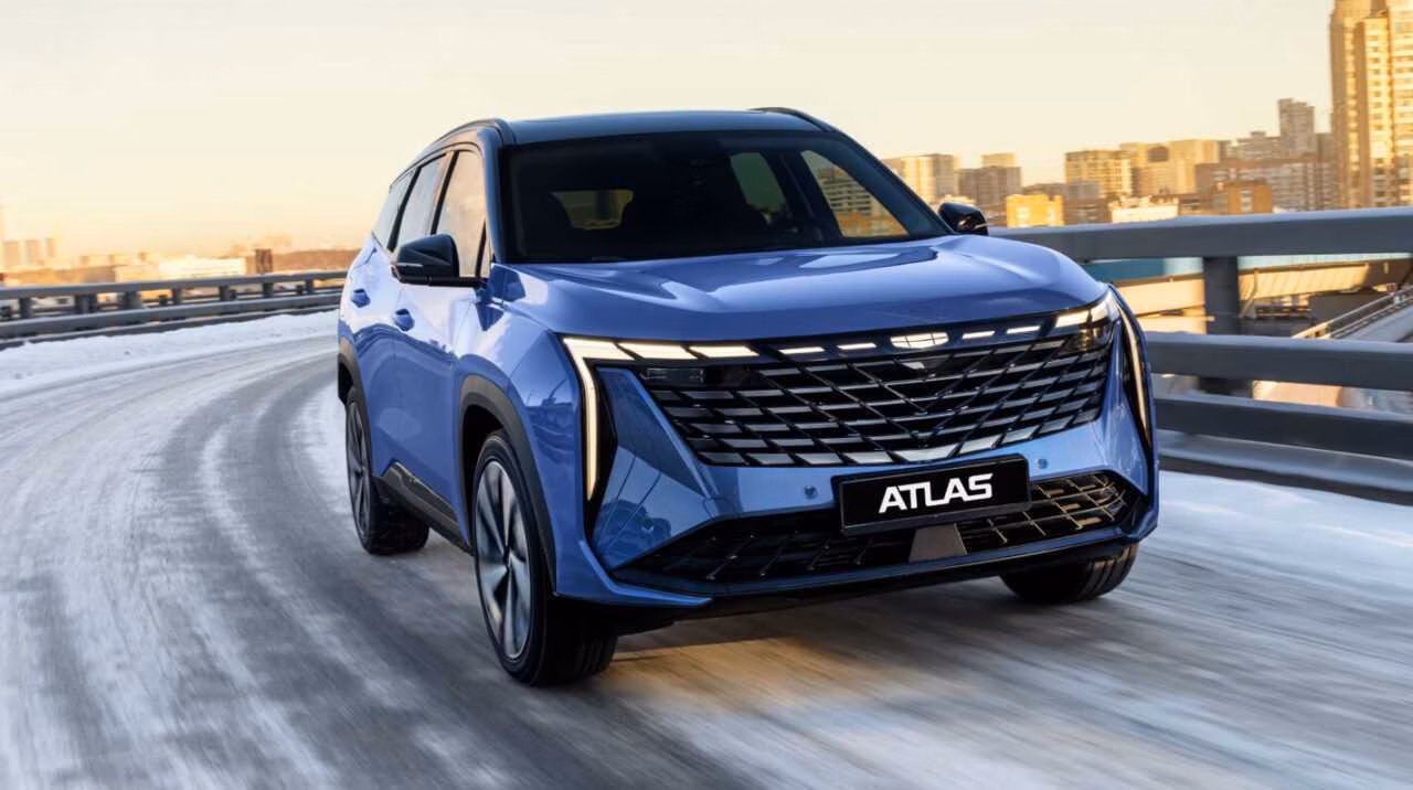 Geely объявил цены на новый кроссовер Atlas для России 4 d08a0d014c127d66956501b221926ac5 scaled e1705475588859