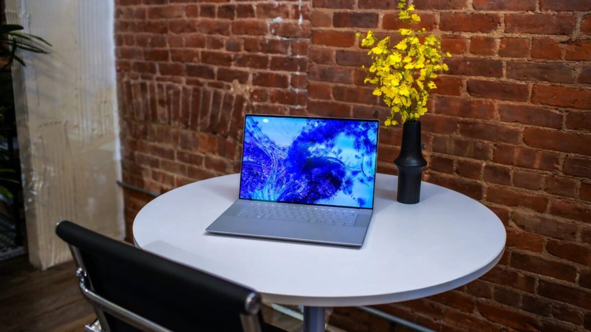 Ноутбук Dell XPS 2024 открыт на белом столе