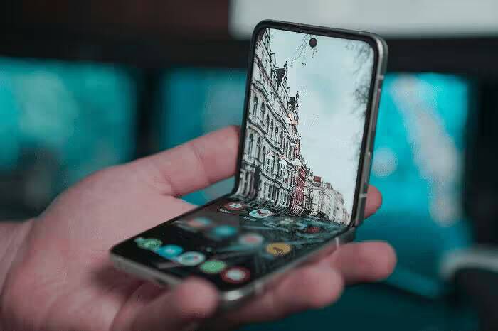 Кот в очках и солнцезащитных очках, фотография для рекламы VK