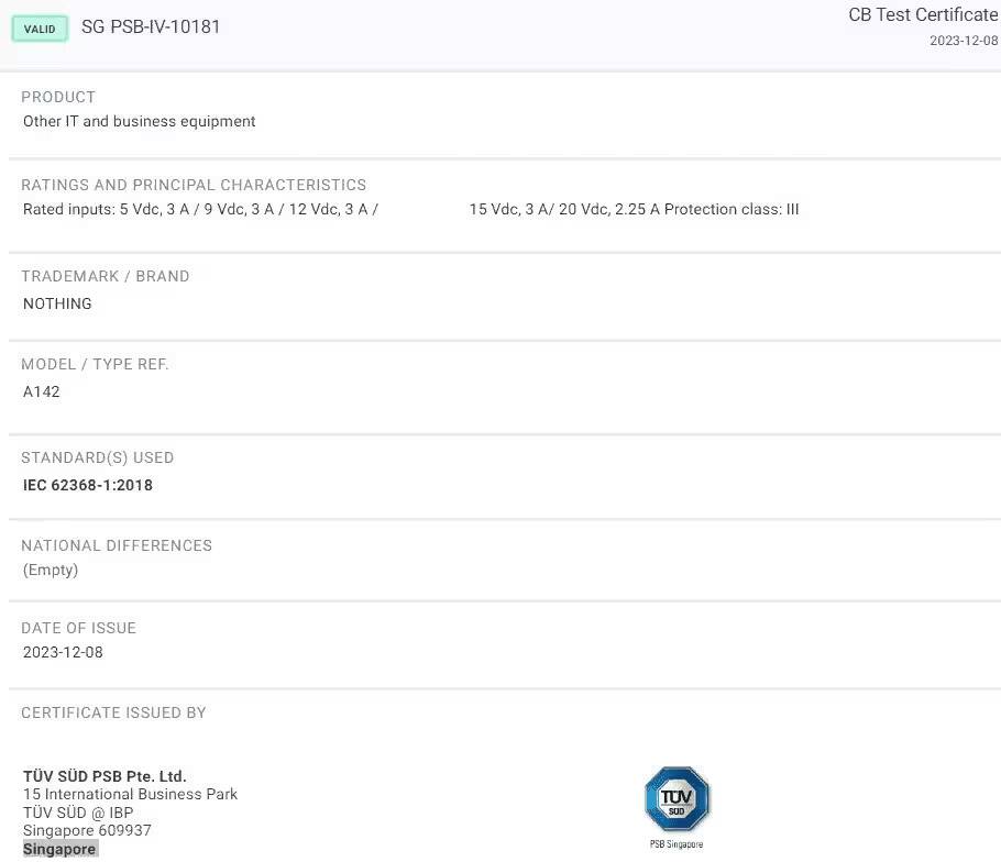 Две женщины держат смартфоны Huawei Pocket 2 крупным планом