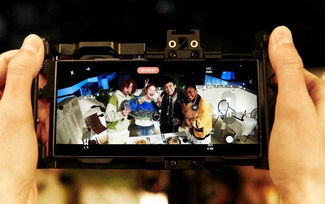 Samsung представила Galaxy S24, Galaxy S24+ и флагман Galaxy S24 Ultra официально на Unpacked 2024 44 lifestyle image anamorphic li