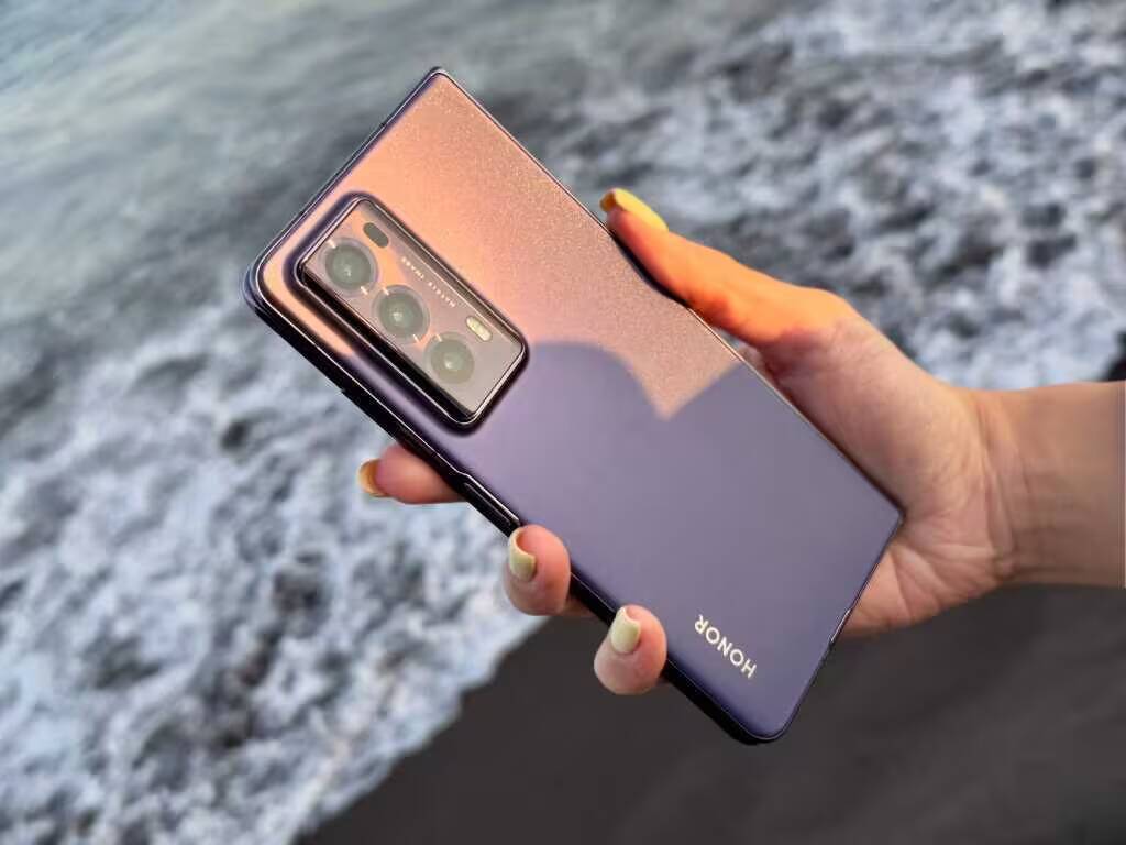 Задняя панель смартфона Honor Magic V2 с тройной камерой