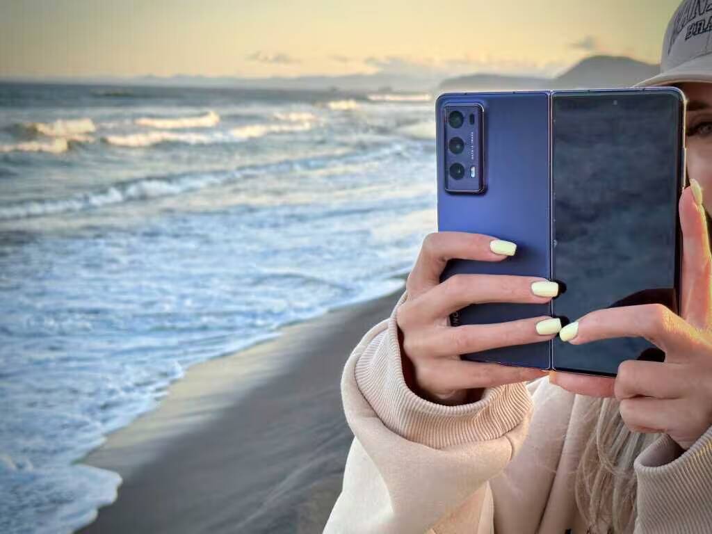 Стойка шагающего смартфона Honor Magic V2 сзади