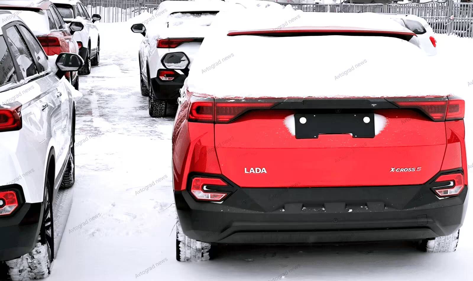 Задняя часть автомобиля Lada X-Cross 5 на зимней дороге