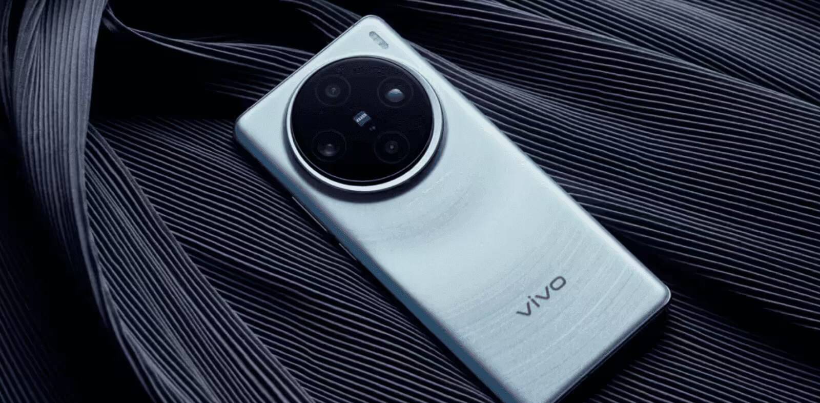 Задняя панель vivo X100 Ultra с четырьмя камерами