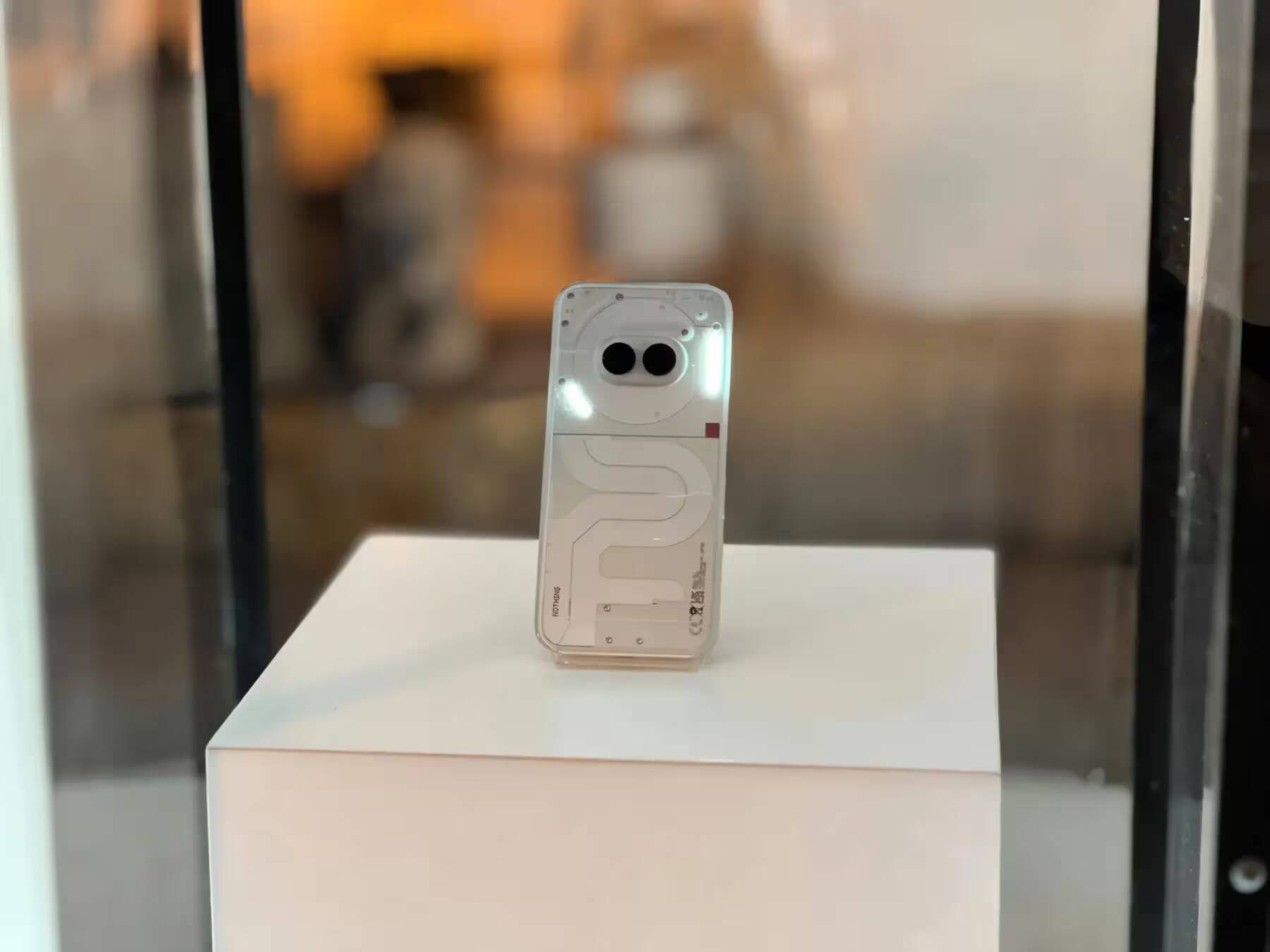 задняя часть смартфона Nothing Phone 2a на выставке МWC 2024