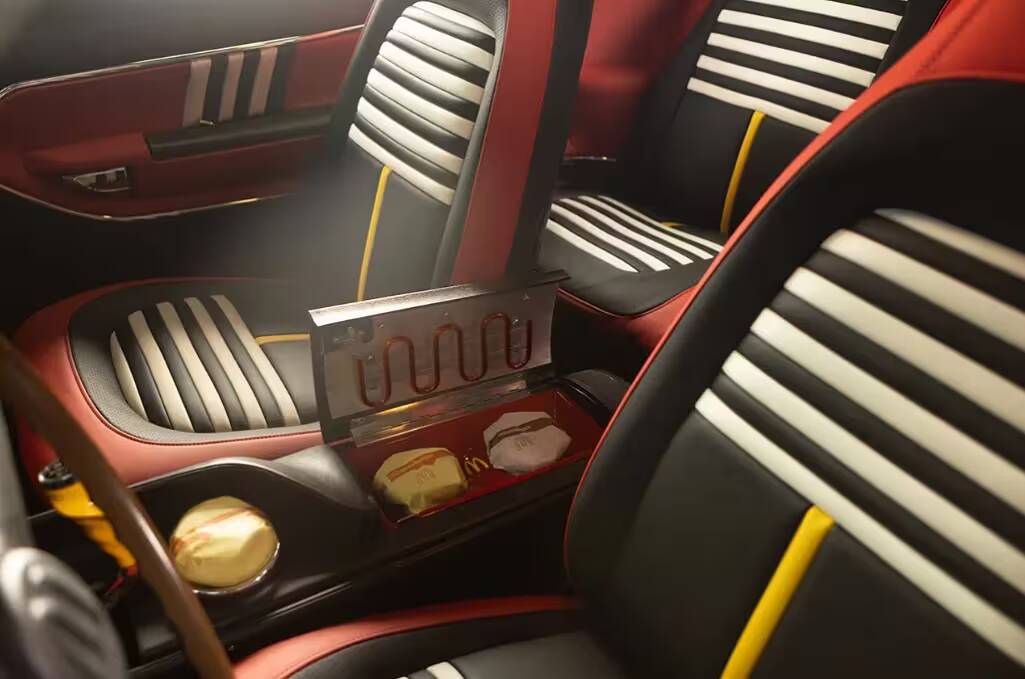 Обкладки сидений и устройство для разогрева бургеров в автомобиле McDonald’s