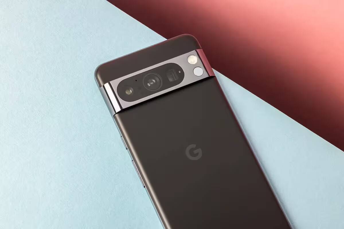 Задняя часть Google Pixel 8 Pro с тремя камерами