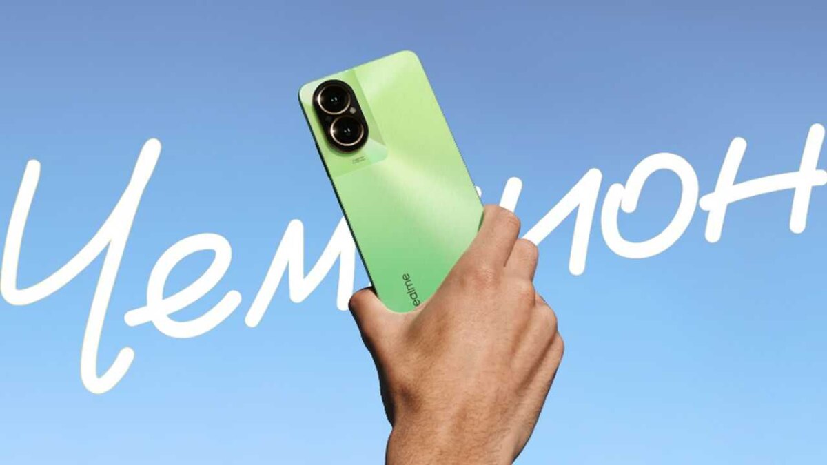 Рука держит смартфон Realme C67 с двумя камерами на задней панели на синем фоне