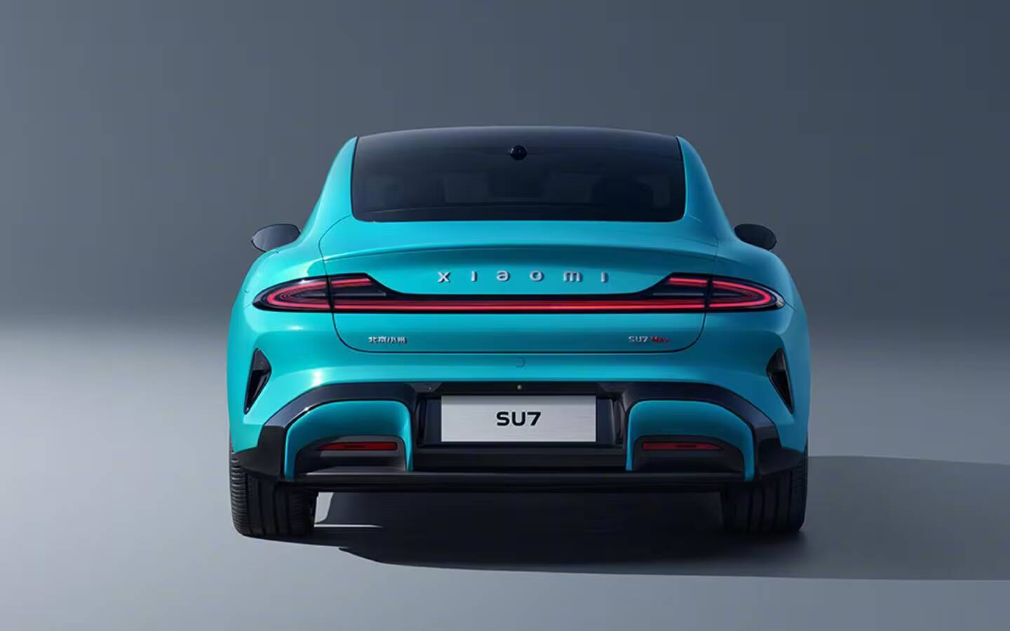 Задняя часть электромобиля Xiaomi SU7 с узкой светодиодной лентой