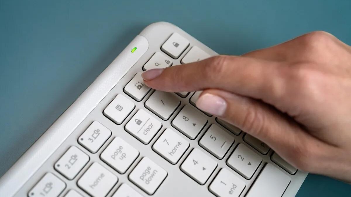 Logitech показал низкопрофильную беспроводную клавиатуру – Signature Slim K950 4