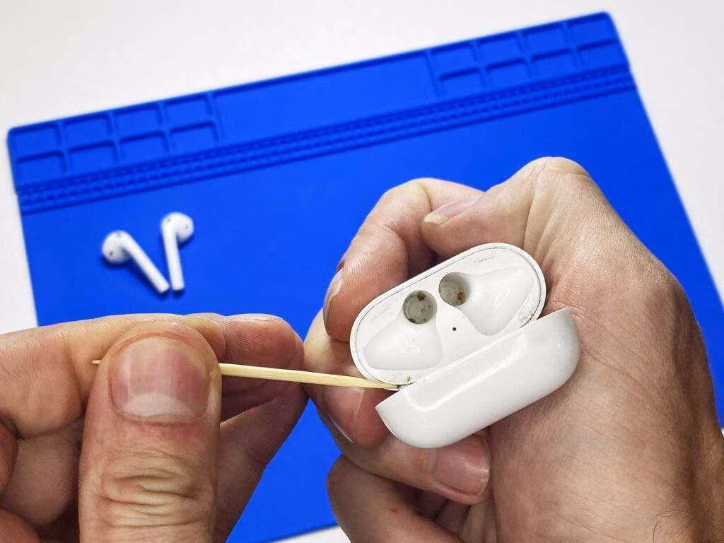Как правильно чистить AirPods 2 chistka zubochistkoj 1024x768 1