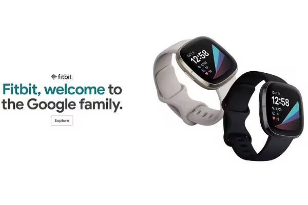 Два фитнес-браслета Fitbit Versa на белом фоне