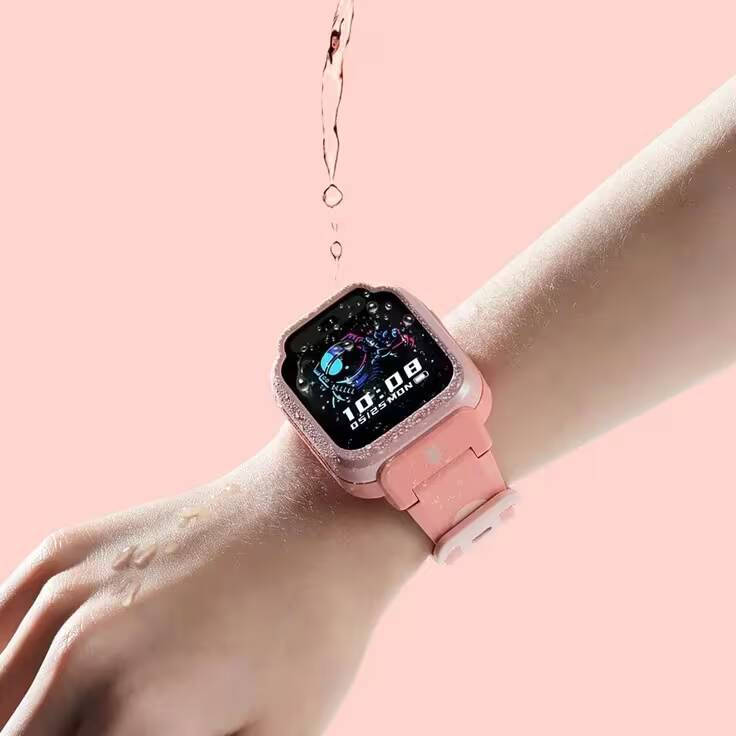 Детские умные часы Xiaomi Mitu Kids Watch 7 на руке в воде