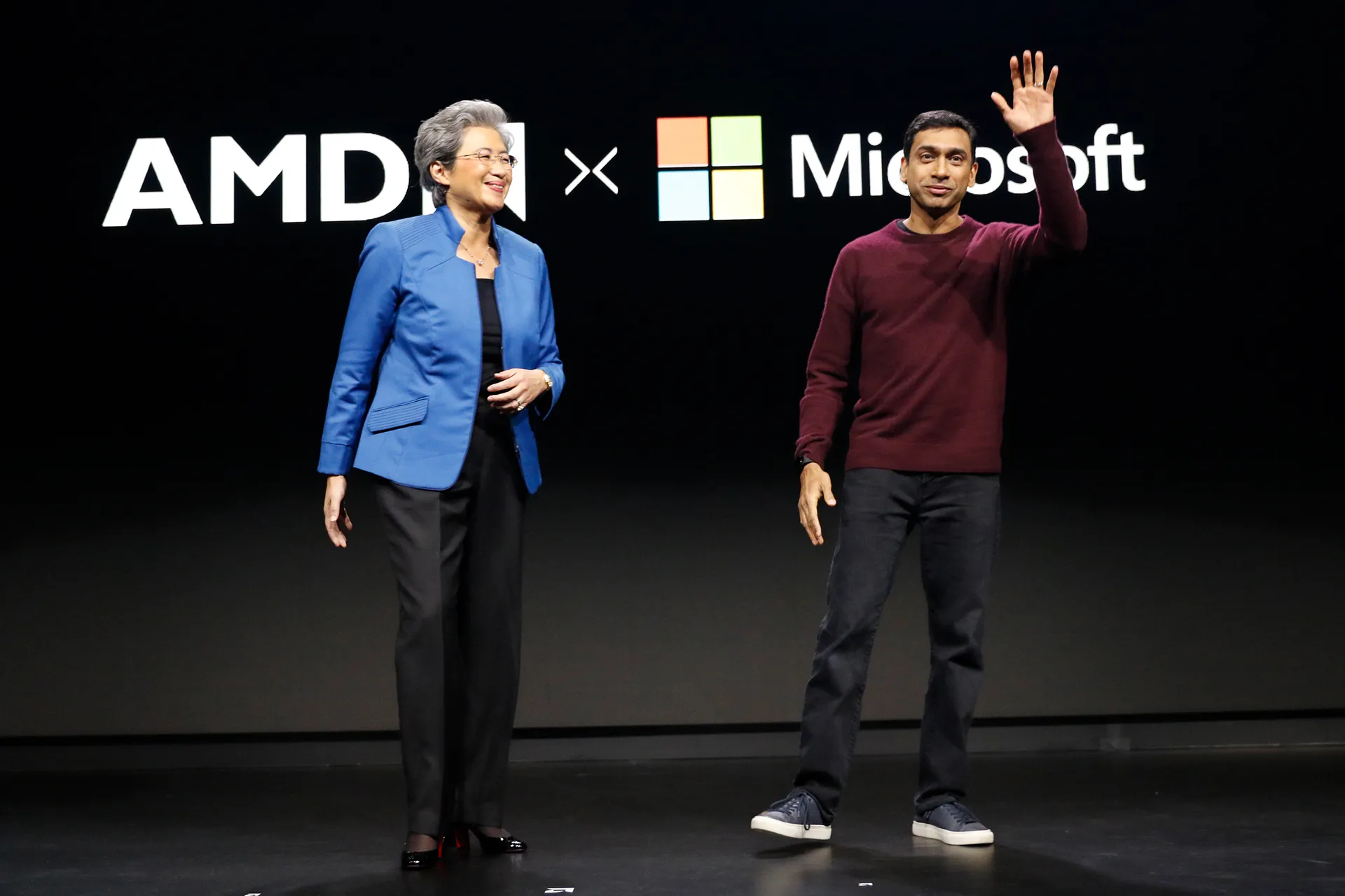 У Microsoft новый руководитель Windows и Surface 3 Паван Давулури и генеральный директор AMD Лиза Су на сцене в декабре 2023