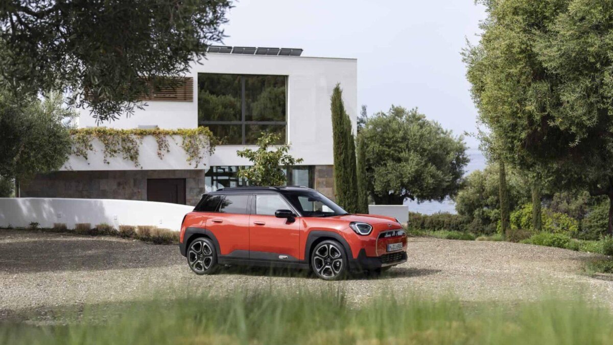 MINI выпустила Aceman, свой первый электромобиль 19 2025 mini aceman exterior 112