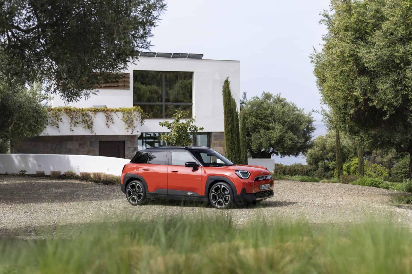 MINI выпустила Aceman, свой первый электромобиль 19 2025 mini aceman exterior 112