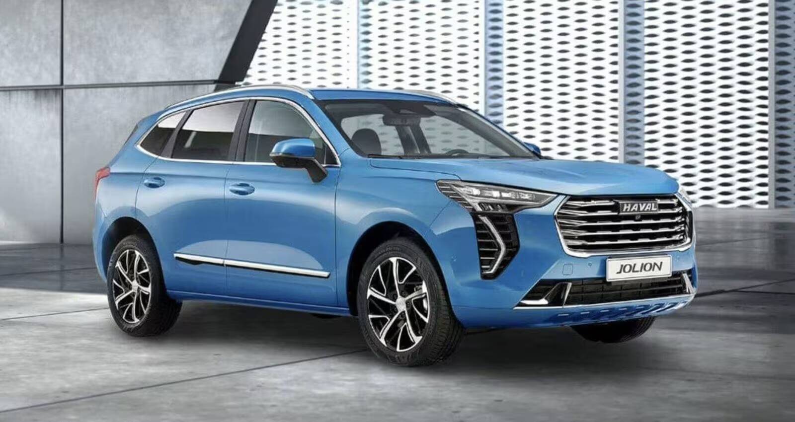 Синяя Haval Jolion спереди сбоку на современной городской улице
