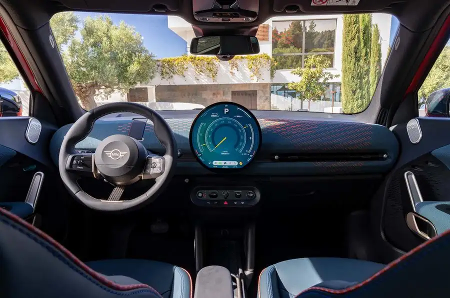 MINI выпустила Aceman, свой первый электромобиль 25 mini aceman dashboard.jpg