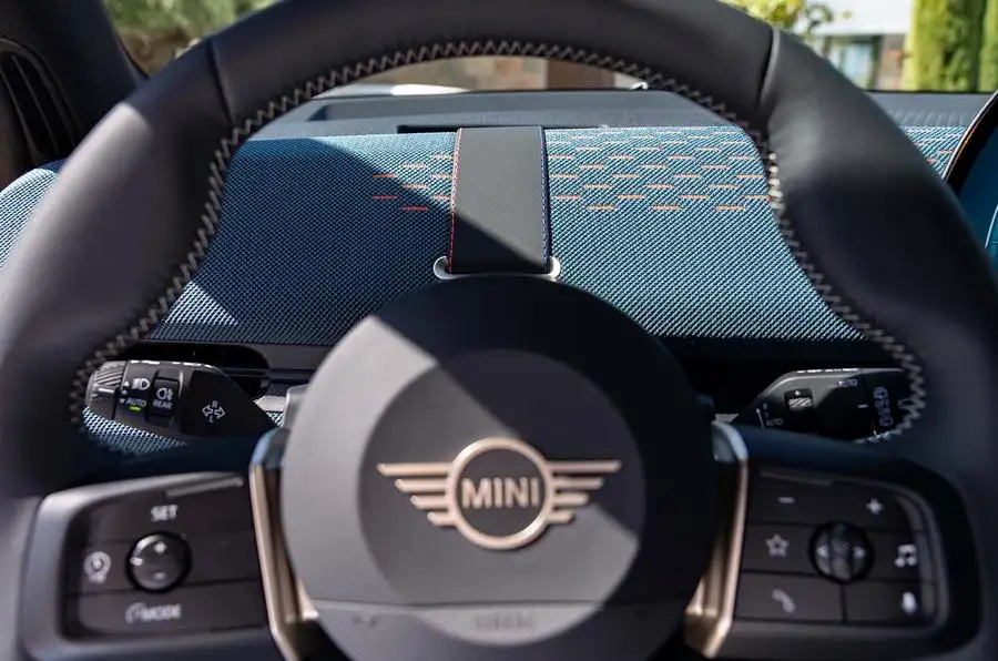 MINI выпустила Aceman, свой первый электромобиль 23 mini aceman steering wheel.jpg