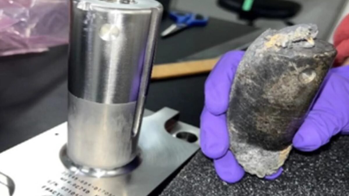 На этом снимке NASA показано сравнение восстановленной стойки (справа) и того, как она должна была выглядеть изначально (слева).