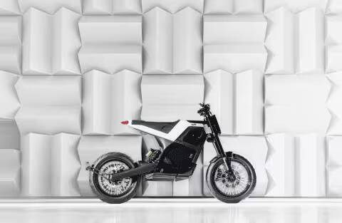 DAB Motors выпустил свой первый серийный электробайк DAB 1α 1 Электробайк DAB 1α сбоку на белой стене