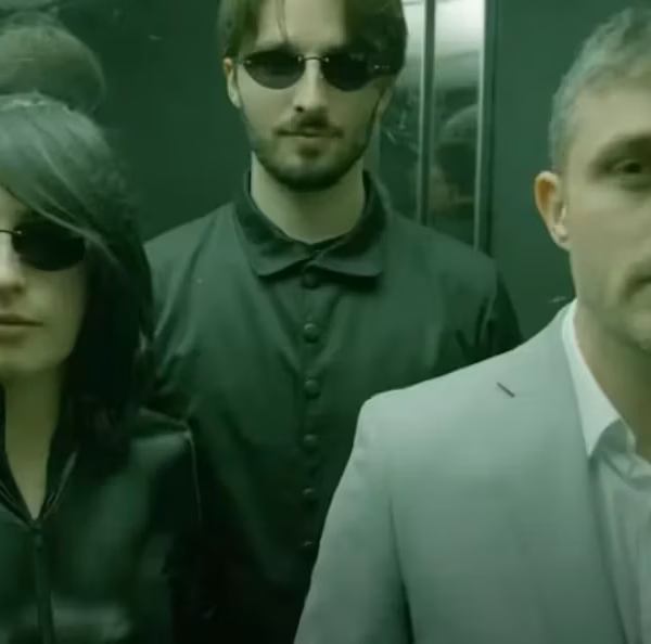 Скриншот из подкаста Hell Money с создателем рун Кейси Родармором (справа) (Hell Money)