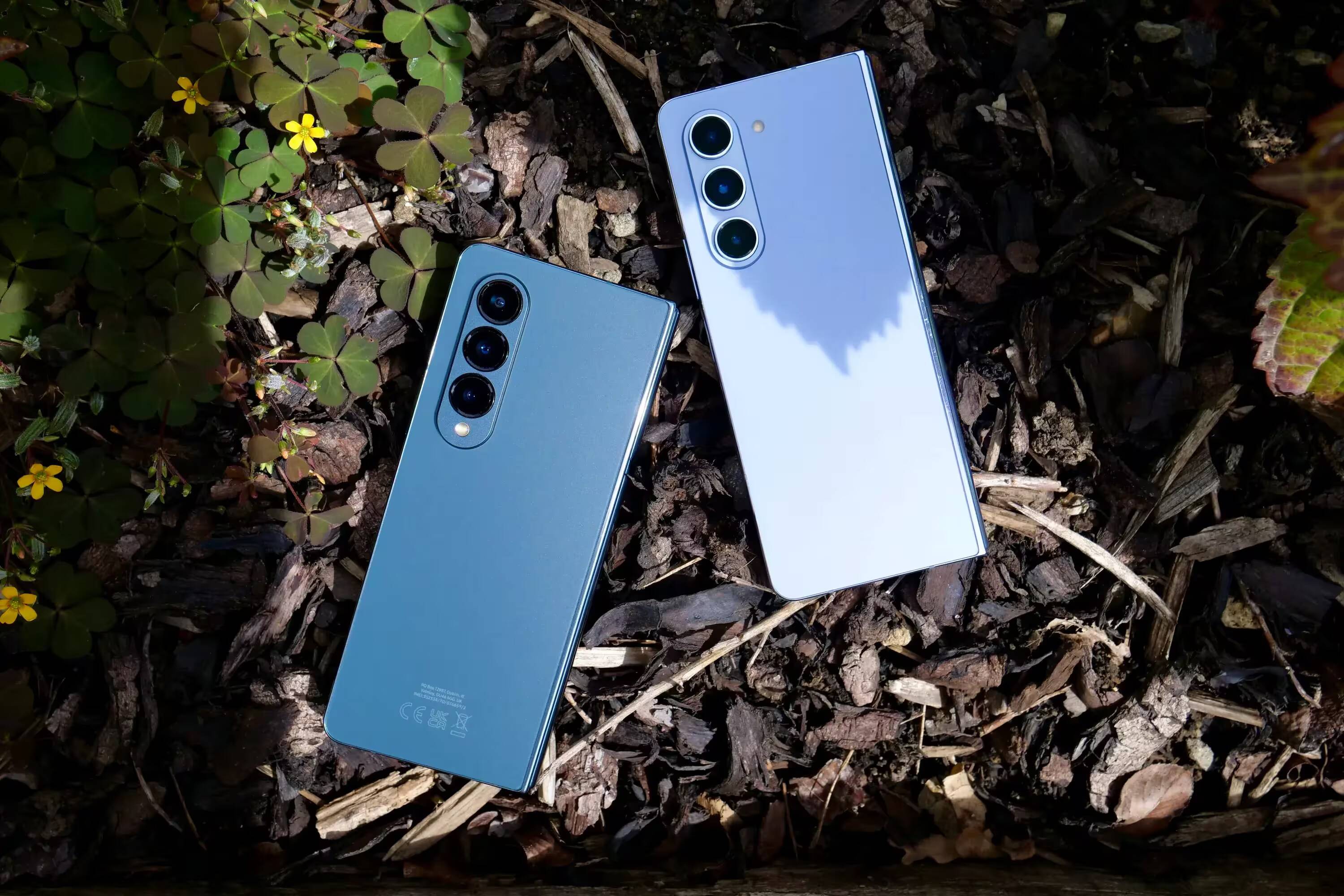 Samsung Galaxy Z Fold 6: новости, цена и многое другое 1 Samsung Galaxy Z Fold 6 на земле среди сухих листьев и растений
