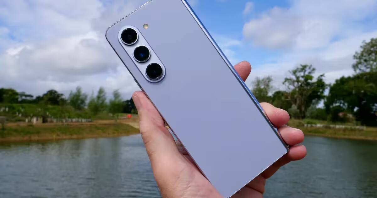 Samsung Galaxy Z Fold 6: новости, цена и многое другое 8 Samsung Galaxy Z Fold 6 в руке на фоне природы