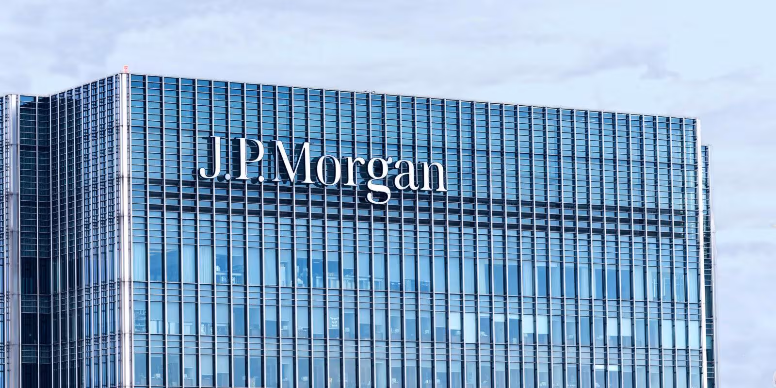 JP Morgan заплатит $100 млн за нарушения в контроле сделок 1 jpmorgan logo london building