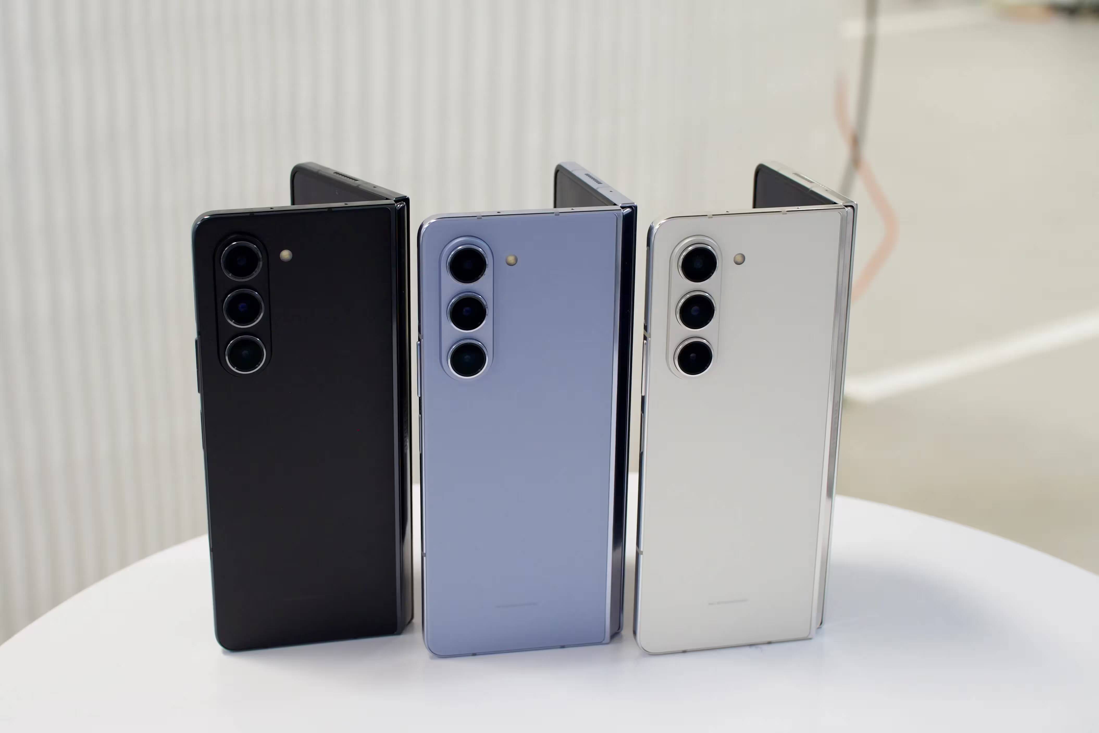 Samsung Galaxy Z Fold 6: новости, цена и многое другое 6 Три цветных смартфона Samsung Galaxy Z Fold 6 на белом столе