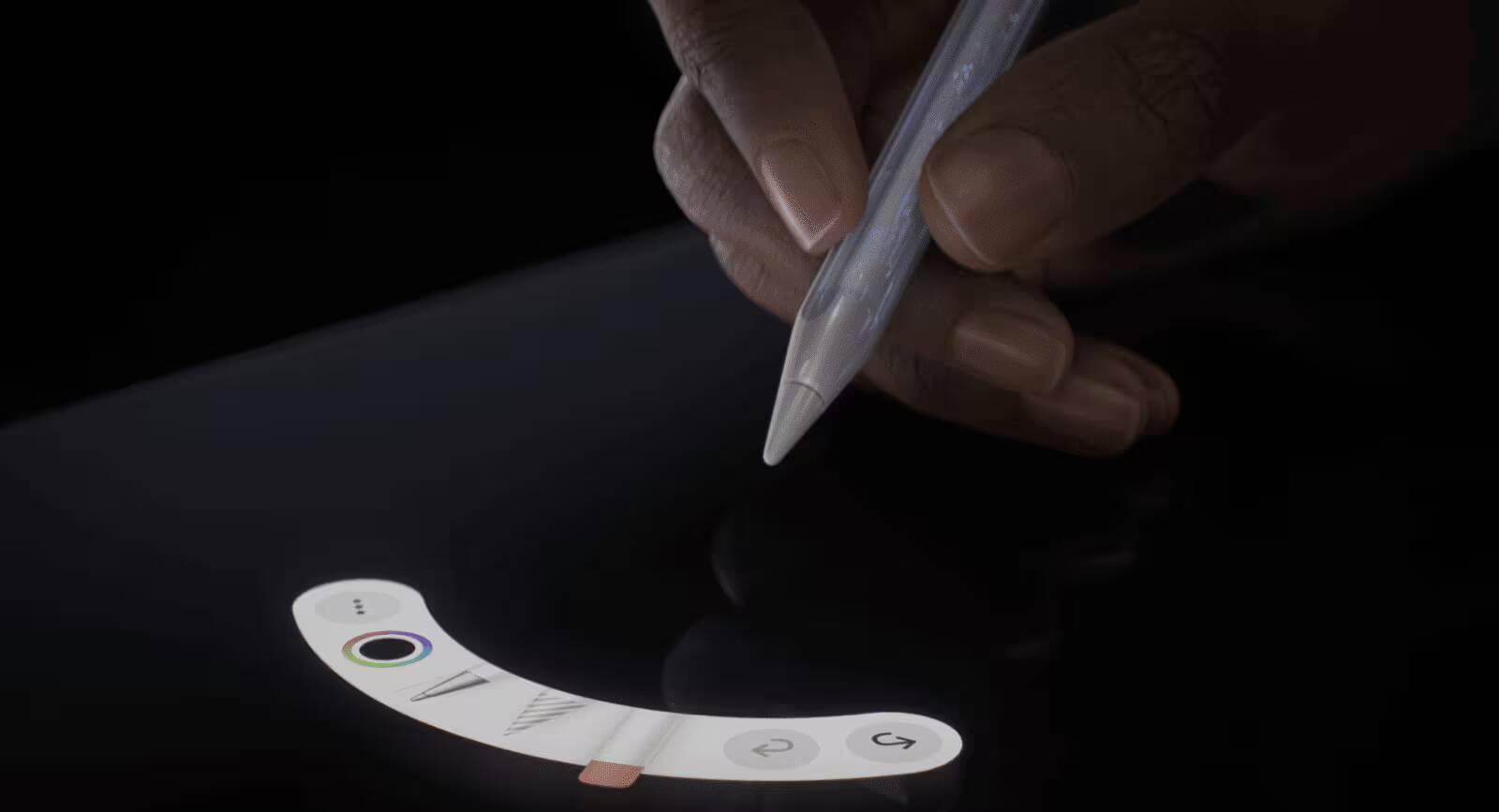 Стилус Apple Pencil Pro в руке рисует на планшете
