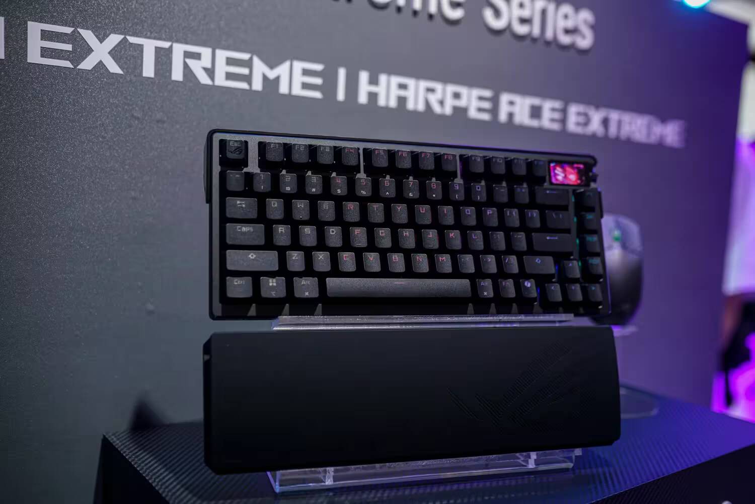 Computex 2024: топ-7 анонсов выставки 3 Механическая клавиатура ASUS ROG с RGB-подсветкой в боксе