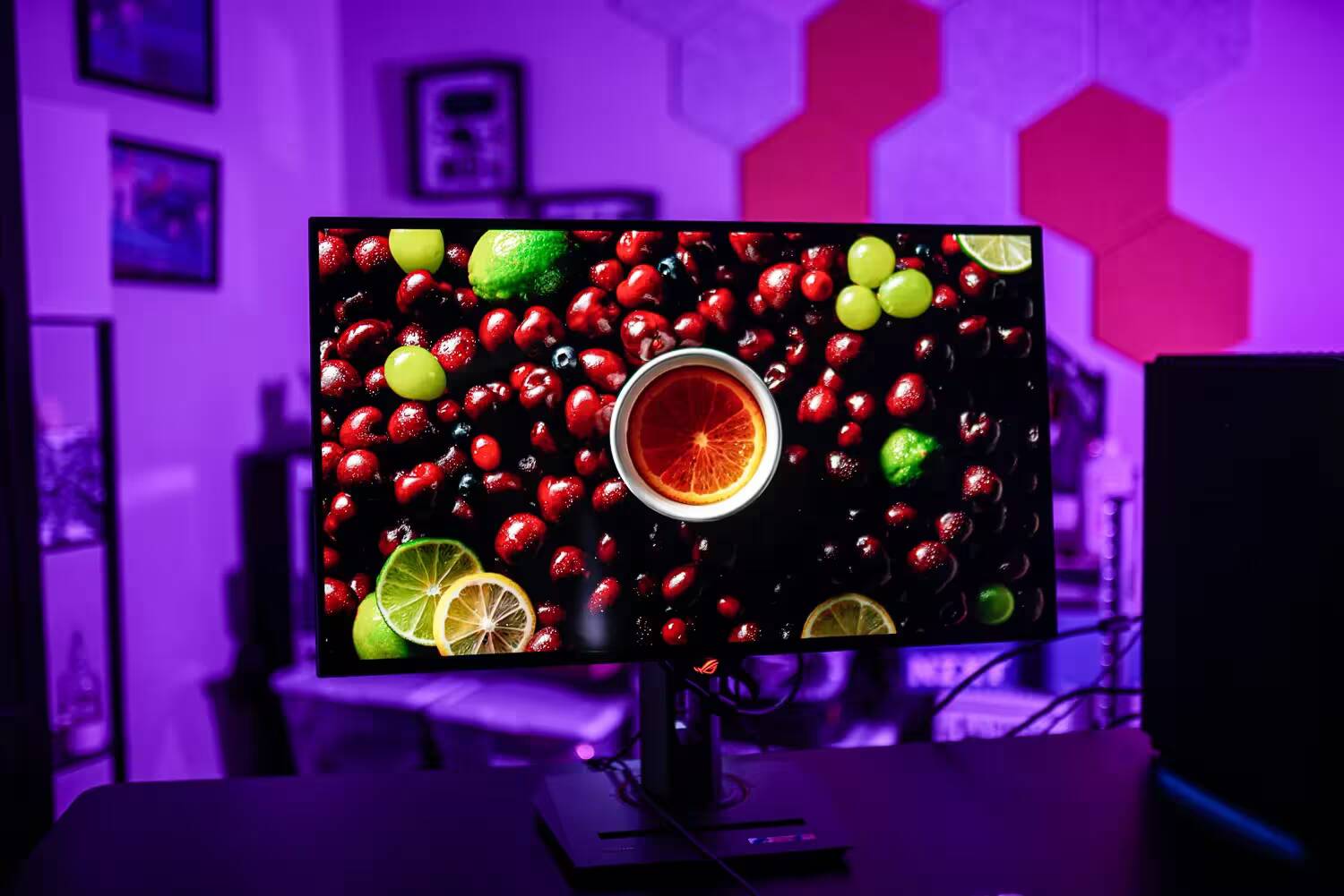 Computex 2024: топ-5 интересных мониторов на выставке 3 LED-стандартный игровой монитор с изображением фруктов и напитка