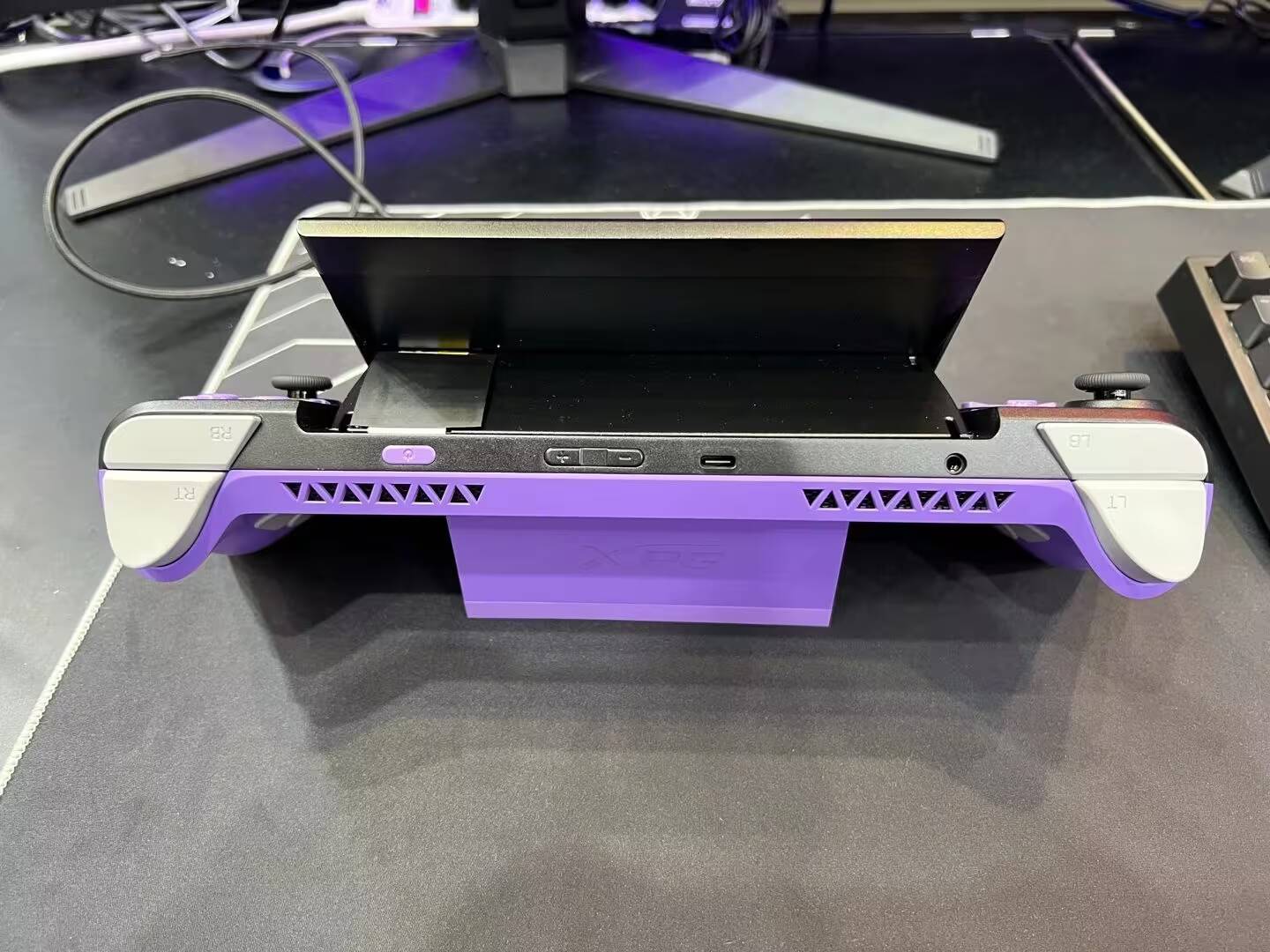 Computex 2024: ADATA привезла портативную приставку XPG NIA 5 Вид сверху портативной игровой приставки XPG NIA в разложенном состоянии
