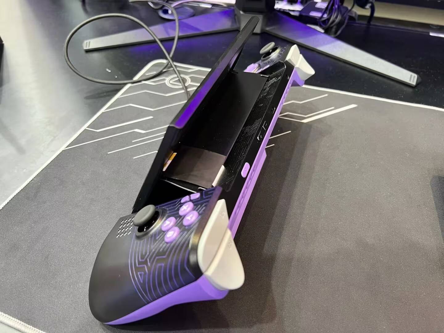 Computex 2024: ADATA привезла портативную приставку XPG NIA 4 Портативная игровая приставка ADATA XPG NIA с джойстиками и экраном