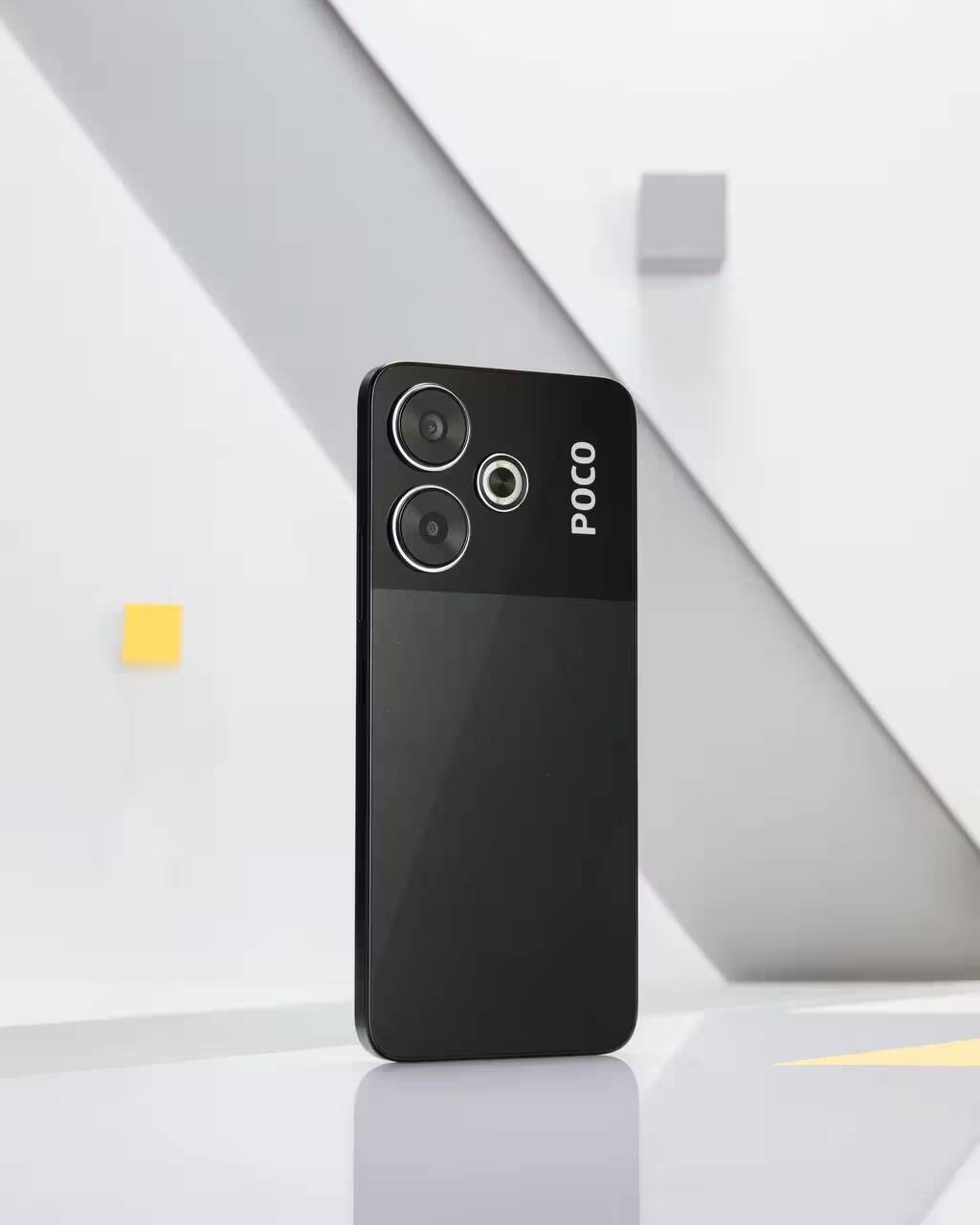 Черная задняя панель смартфона Poco M6 с двумя камерами и логотипом