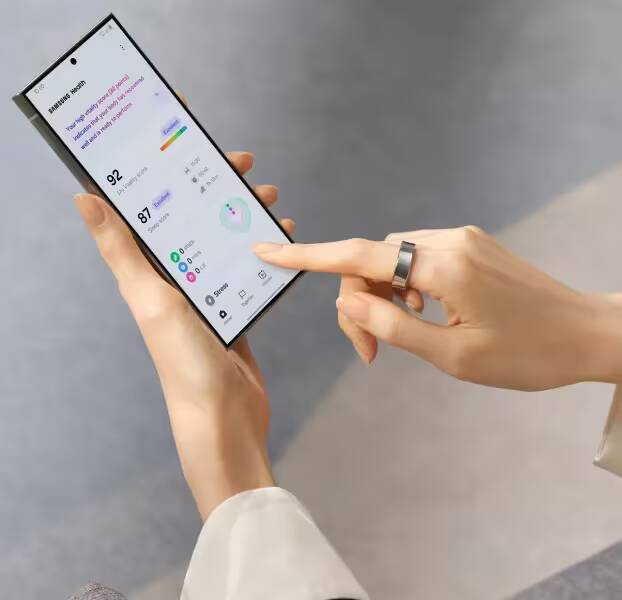 Samsung Galaxy Ring: зарядный кейс как у наушников и новые подробности о функциях 2 Смартфон Samsung Galaxy Ring с интерфейсом на экране