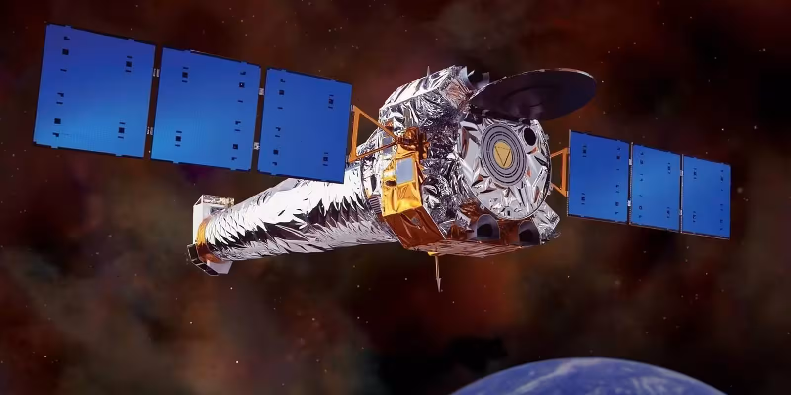 Космический телескоп Чандра в космосе с солнечными панелями
