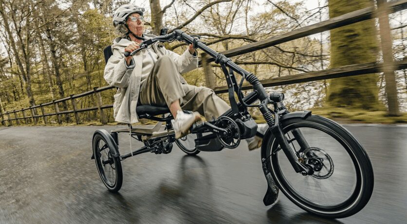 Электровелосипед Kettwiesel на асфальте с женщиной в шлеме