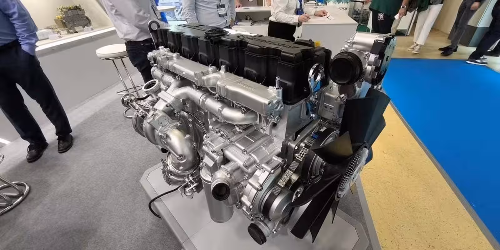 Двигатель ЯМЗ-537 на выставке: вид в разрезе и снаружи, представлен для «Урала»