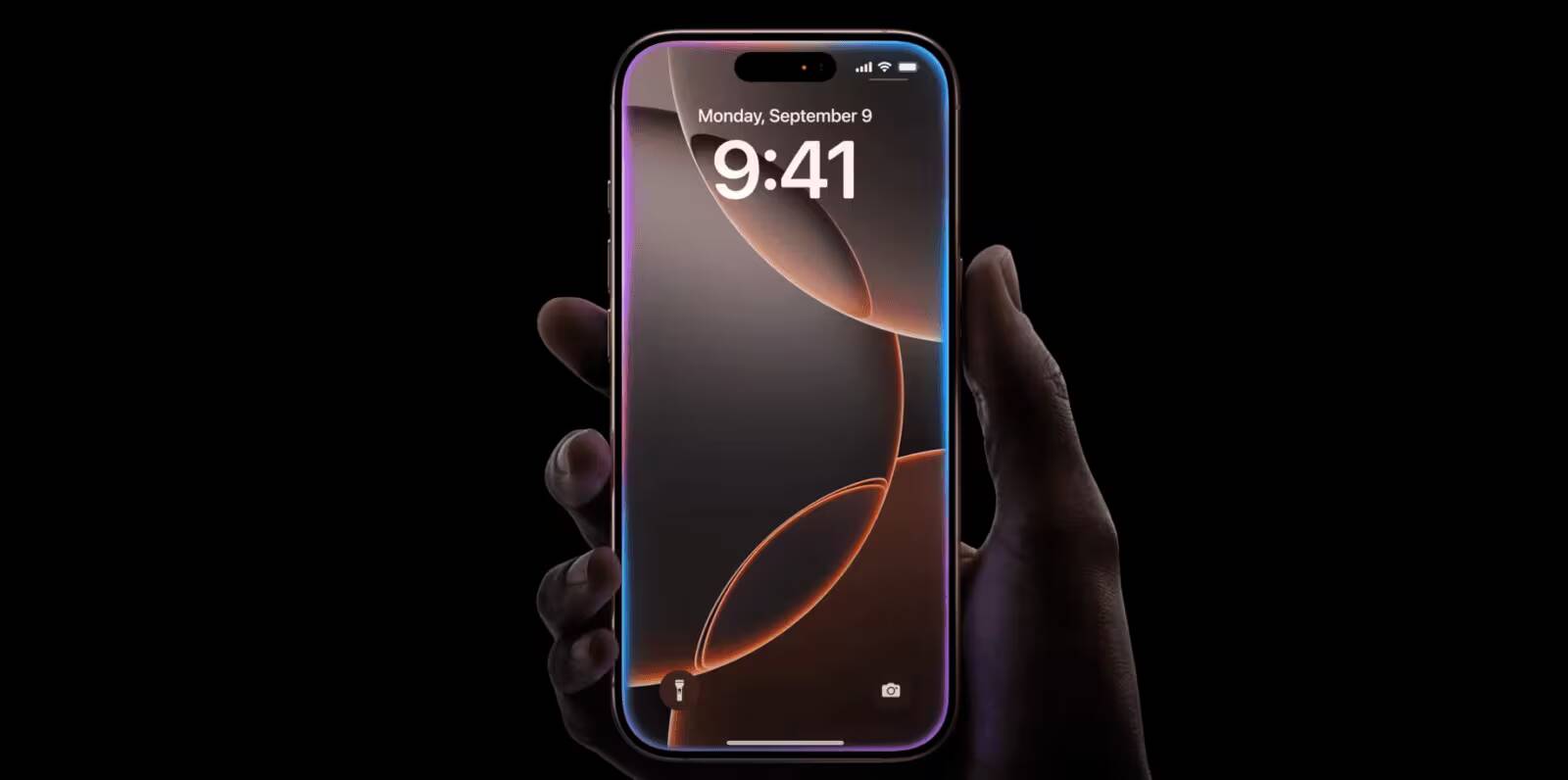 Apple представила iPhone 16 Pro и Pro Max 1 Рука держит iPhone 16 Pro с ярким дисплеем
