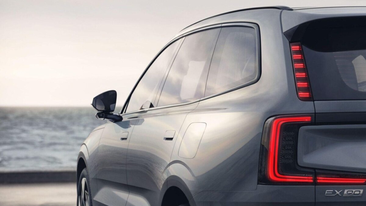 2025 Volvo XC90 PHEV или 2025 Volvo EX90: выбор между гибридом и полностью электрическим SUV 14 2025 volvo ex90 2
