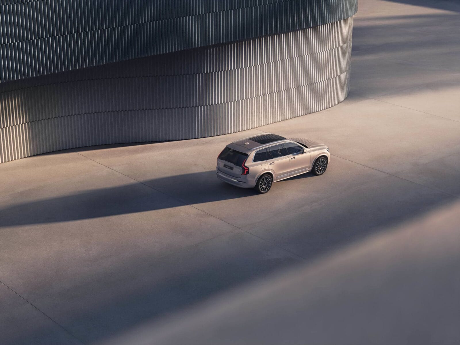 2025 Volvo XC90 PHEV или 2025 Volvo EX90: выбор между гибридом и полностью электрическим SUV 22 2025 volvo xc90 phev 3
